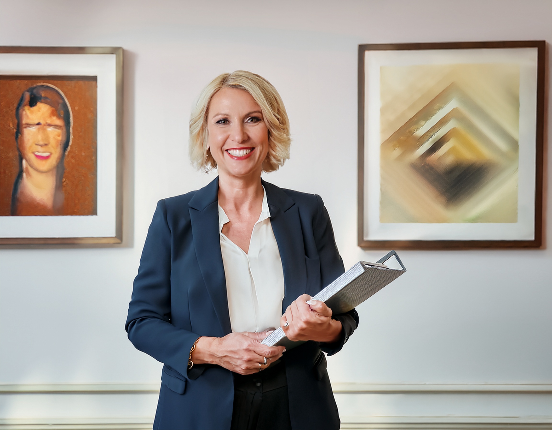 Porträtfoto einer Frau, formell gekleidet