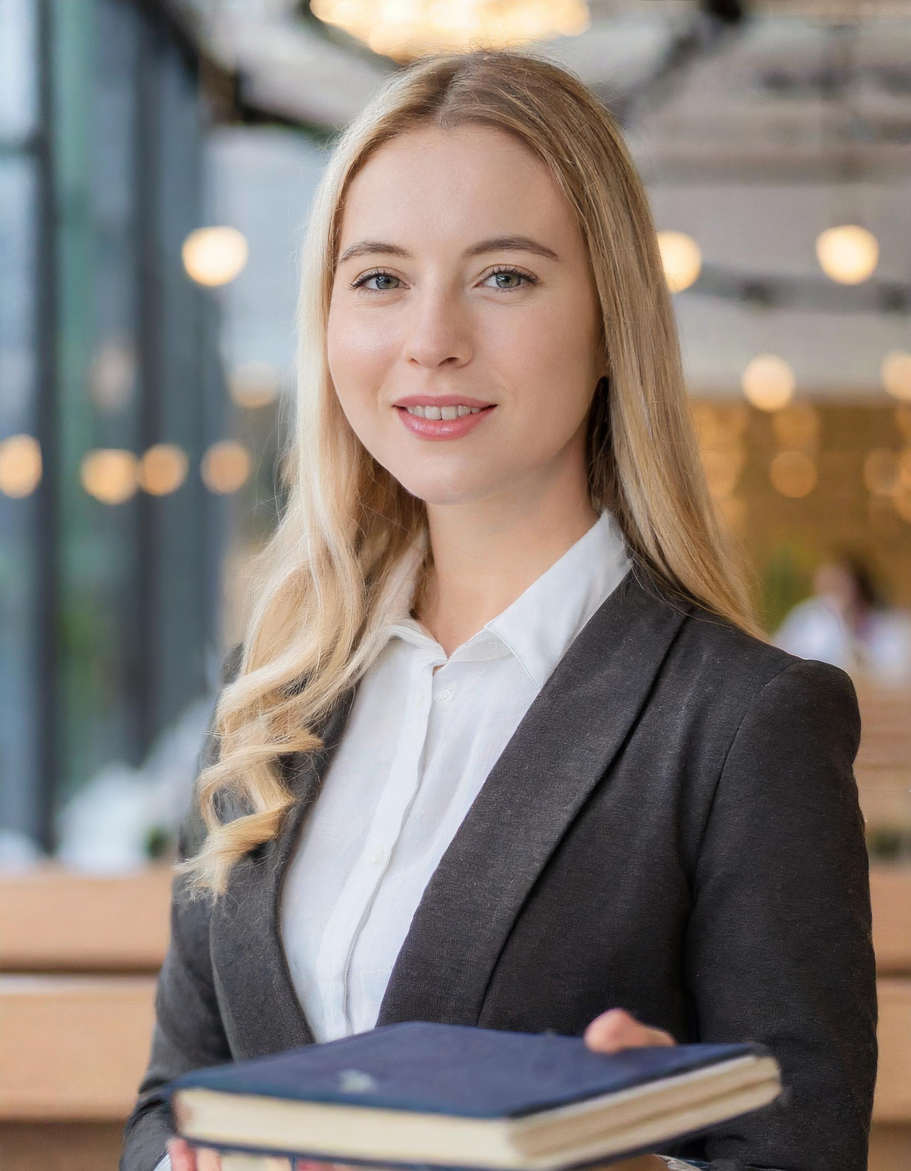 Porträtfoto einer Frau in professioneller Kleidung