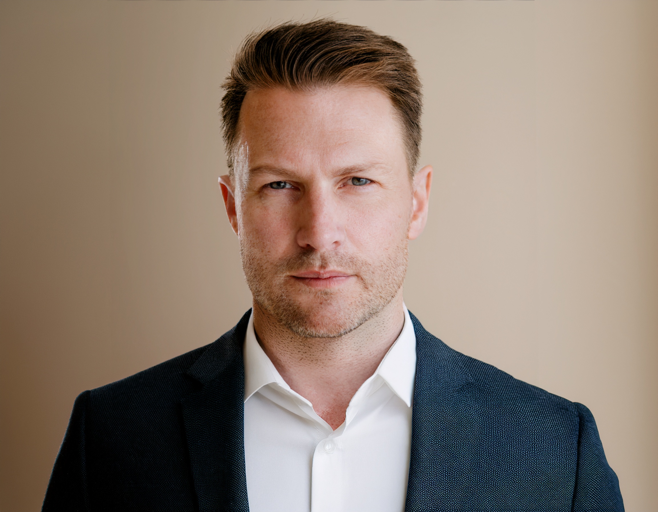 Porträtfoto eines Mannes in einem eleganten Anzug